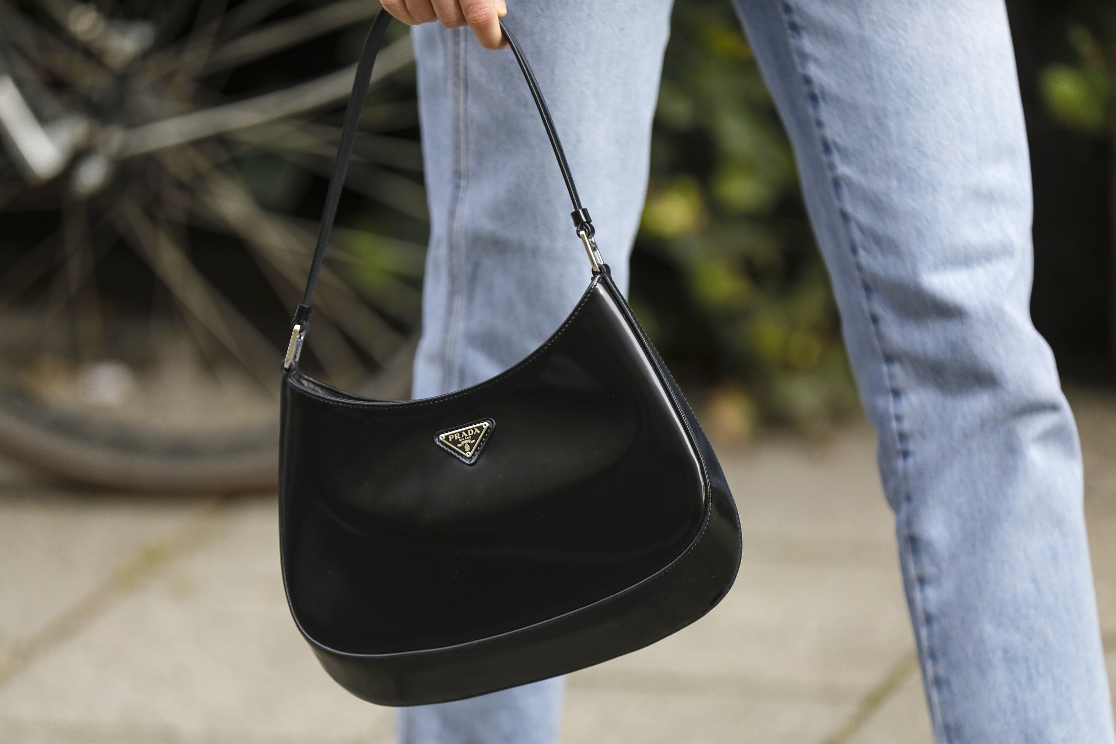Czarna torebka – klasyka, w którą powinna zainwestować każda elegancka kobieta