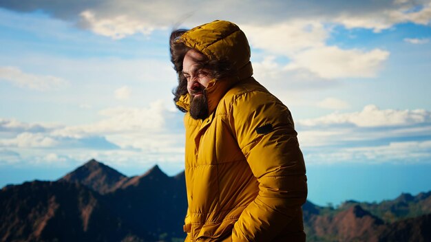 Jak wybrać idealną odzież wierzchnią na wymagające warunki górskie?